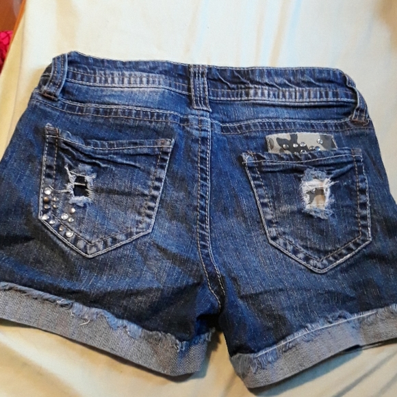 Distressed shorts - Picture 2 of 3